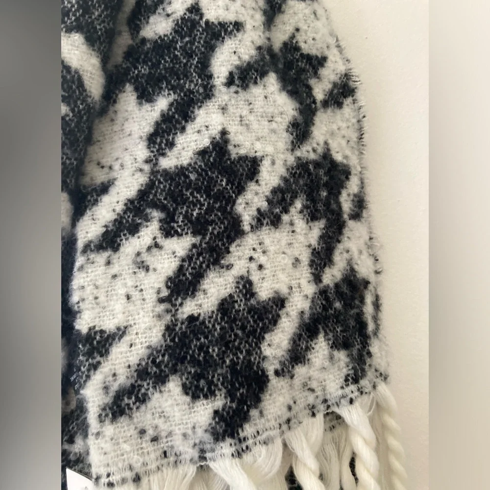 New DKNY Women's Oversized Houndstooth Fringes Scarf Black & Cream Blanket Wrap